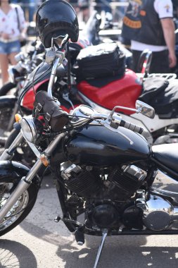 Dizide krom detaylar ve diğer parçaları olan bir motosiklet, açık hava derinliği ile yakın çekim