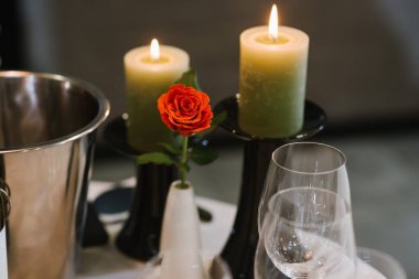 Mumlar ve gül restorandaki servis masasında.