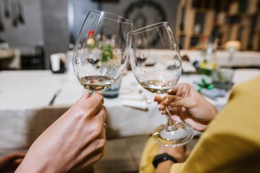 Lokantada bardakların yanında bir çift tıkırdıyor.