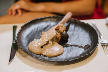 Restoranda soslu ördek eti.