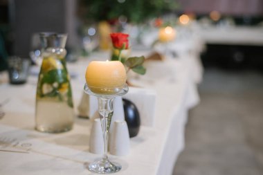 Restoranda farklı dekorasyonlarla servis edilen masa. Kutlamaya hazırlanıyorum.