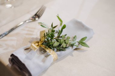 Restoranda farklı dekorasyonlarla servis edilen masa. Kutlamaya hazırlanıyorum.