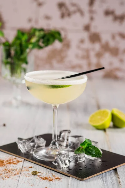 Een Alcoholcocktail Met Limoen Glas Witte Achtergrond — Stockfoto