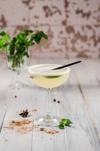 Een Alcoholcocktail Met Limoen Glas Witte Achtergrond — Stockfoto