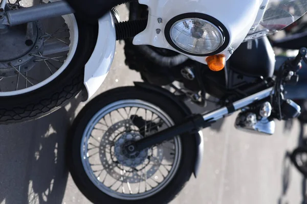 Motocykl Wystawie Chromowanymi Detalami Innymi Częściami Zbliżenie Głębią Otwartego Pola — Zdjęcie stockowe