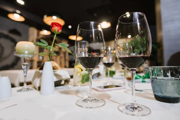 Zwei Gläser Rotwein Auf Dem Serviertisch Restaurant — Stockfoto