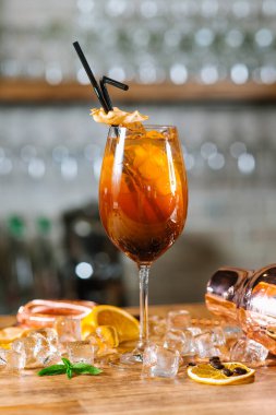 Bar arka planında limonlu ve buzlu portakal kokteyli.