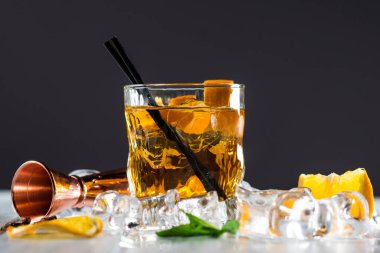 Barda dumanı tüten bir viski kokteyli.