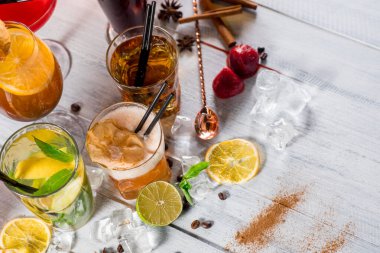 Barda farklı renkte kokteyller.