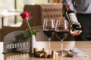 Restorandaki servis masasında iki bardak şarap.