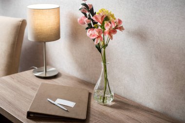 Defter ya da misafir defteri odada.