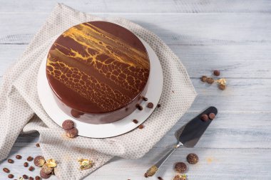 Çikolatalı kremalı pasta ve beyaz ahşap arka planda meyveler.