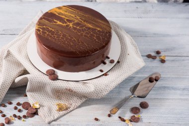 Çikolatalı kremalı pasta ve beyaz ahşap arka planda meyveler.