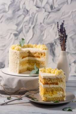 Beyaz ahşap arka planda tatlı vanila sarısı pasta