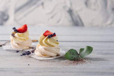 Beyaz ahşap arka planda meyveli tatlı kekleri.