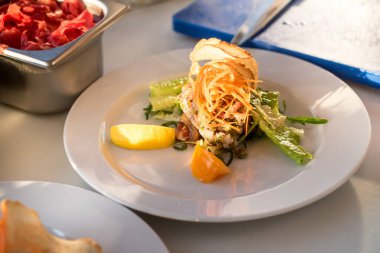 Sebzeli balık salatası.