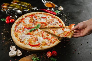 Siyah arka planda pizza woth soğan ve biber