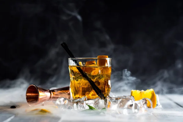 Barda dumanı tüten bir viski kokteyli.