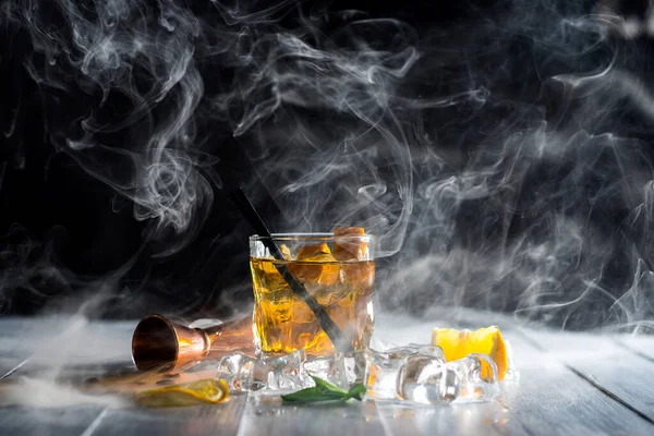 Barda dumanı tüten bir viski kokteyli.