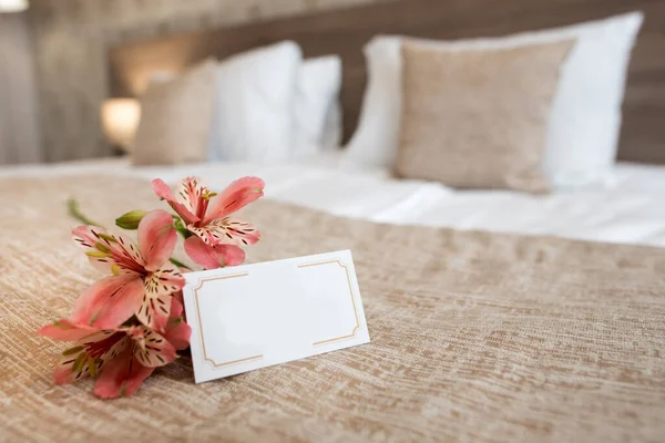 Otel Odasındaki Yatağın Üzerinde Güzel Bir Çiçek — Stok fotoğraf