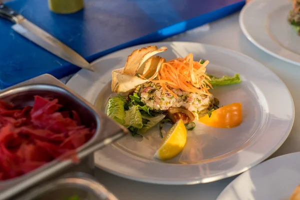 생선에 야채를 곁들인 샐러드 — 스톡 사진