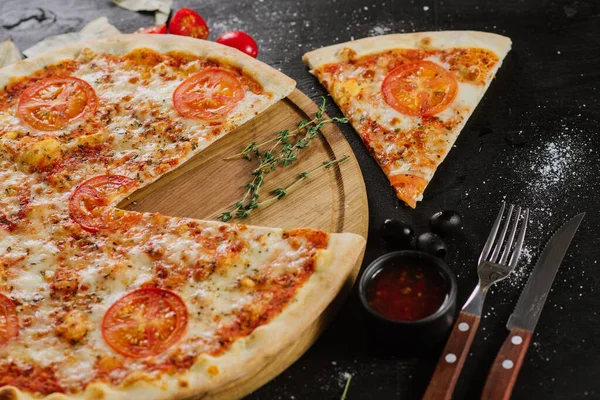 Sabrosa Pizza Con Queso Doble Tomates Sobre Fondo Negro — Foto de Stock
