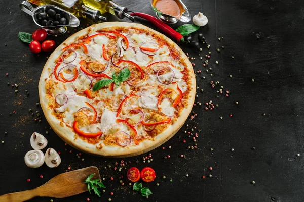 Pizza Con Cebolla Pimienta Sobre Fondo Negro — Foto de Stock