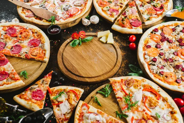 Muchos Tipos Sabrosas Pizzas Sobre Fondo Negro Flatlay Copiar Espacio — Foto de Stock