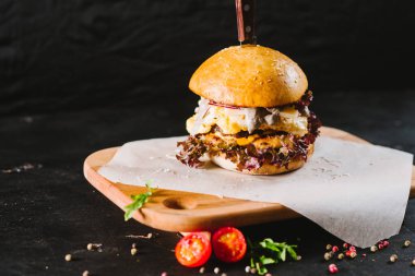 Siyah arka planda lezzetli fast food burgeri.