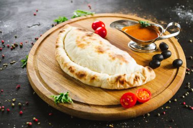 Lezzetli lavaş turtası, siyah et ve sebzeli.