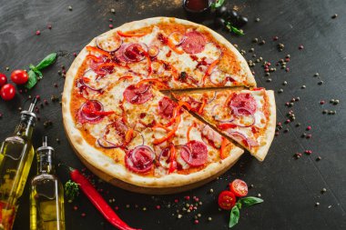 Siyah arka planda lezzetli klasik et pizzası.