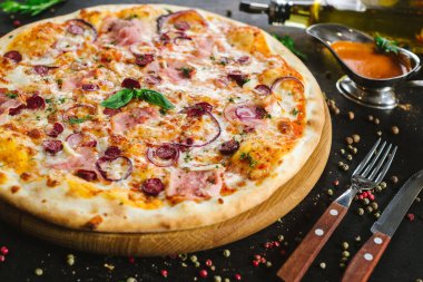 Siyah arka planda lezzetli klasik et pizzası.