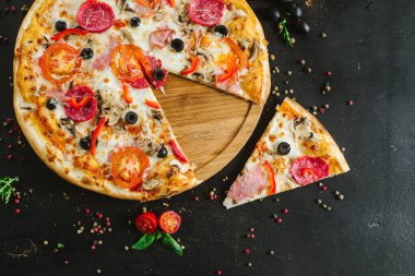Siyah arka planda lezzetli klasik et pizzası.