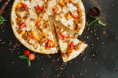 Satranç pizzası, siyah üzerine farklı satranç çeşitleri.