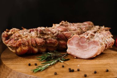 Ahşap masada doğranmış et.