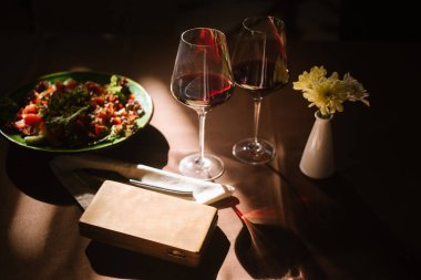 Masada iki kadeh kırmızı şarap ve lezzetli bir kahvaltı.