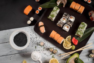 Somon, yılan balığı, ton balığı, avokado, Philadelphia krem peyniri, havyar, chuka. Suşi menüsü. Siyah beyaz arka planda Japon yemekleri