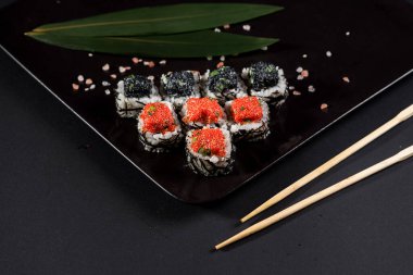 Siyah havyarlı suşi.