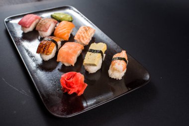 Siyah arka planda saşimi suşisi