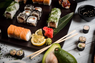 Somon, yılan balığı, ton balığı, avokado, Philadelphia krem peyniri, havyar, chuka. Suşi menüsü. Siyah beyaz arka planda Japon yemekleri