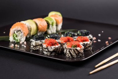 Siyah havyarlı suşi.