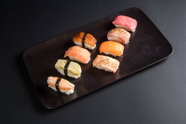 Siyah arka planda saşimi suşisi