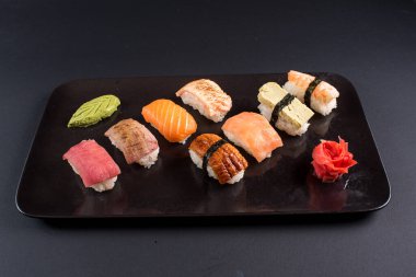 Siyah arka planda saşimi suşisi