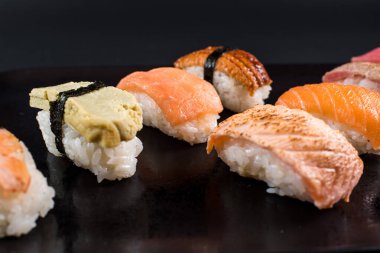 Siyah arka planda saşimi suşisi