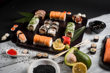 Somon, yılan balığı, ton balığı, avokado, Philadelphia krem peyniri, havyar, chuka. Suşi menüsü. Siyah beyaz arka planda Japon yemekleri