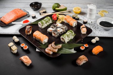 Somon, yılan balığı, ton balığı, avokado, Philadelphia krem peyniri, havyar, chuka. Suşi menüsü. Siyah beyaz arka planda Japon yemekleri