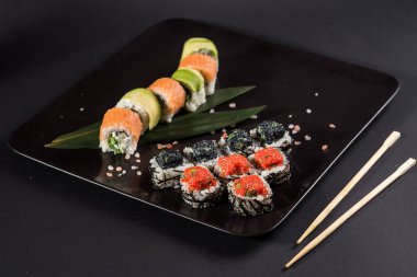 Siyah havyarlı suşi.