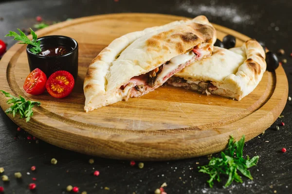 고기와 야채가 맛있는 라바시 파이검은 — 스톡 사진