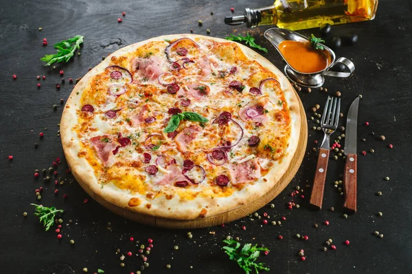 Deliciosa Pizza Clásica Carne Sobre Fondo Negro — Foto de Stock