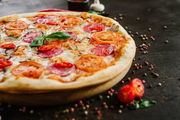 Sabrosa Pizza Con Salami Queso Sobre Fondo Negro — Foto de Stock